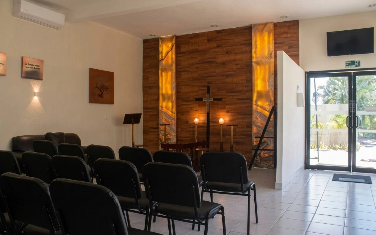 Sala Lux para homenajes íntimos de hasta 70 personas con salida al jardín del Mausoleo